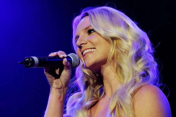 Nghe Britney Spears hát Baby One More Time theo phong cách a capella