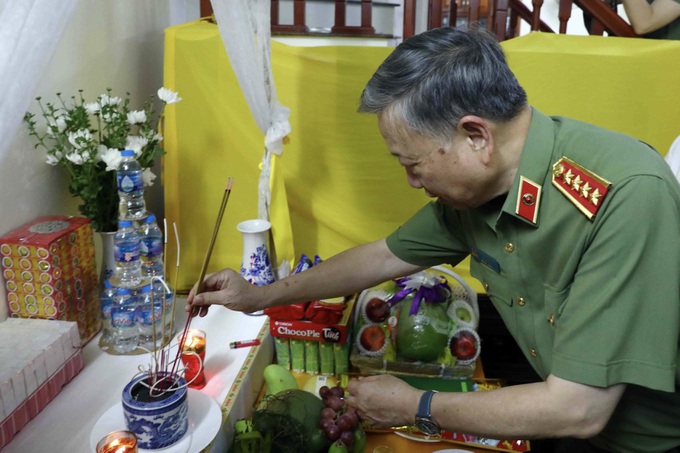 Bộ trưởng Công an thăm gia đình 3 cảnh sát hy sinh