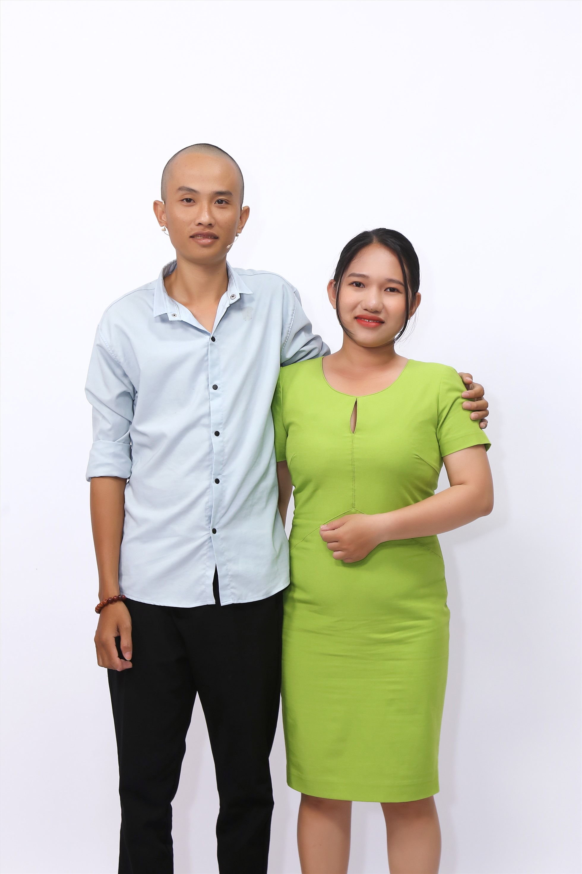 Thuận vợ thuận chồng: Vợ nhặt phế liệu nuôi chồng xơ gan và 3 con