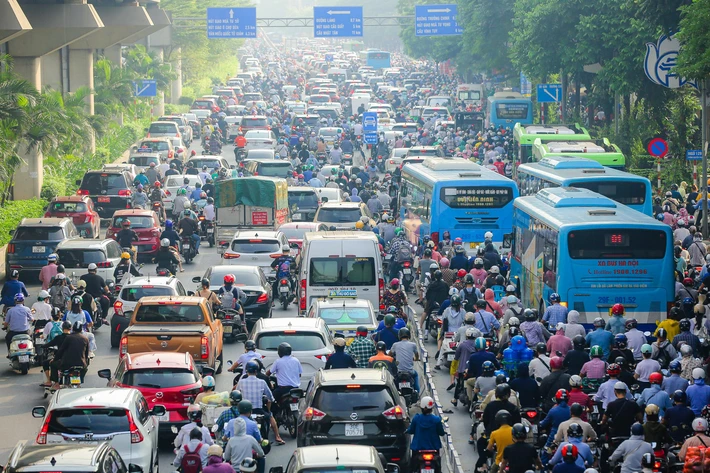 Vã mồ hôi qua đường Nguyễn Trãi sau 1 tháng thí điểm tách làn ô tô, xe máy