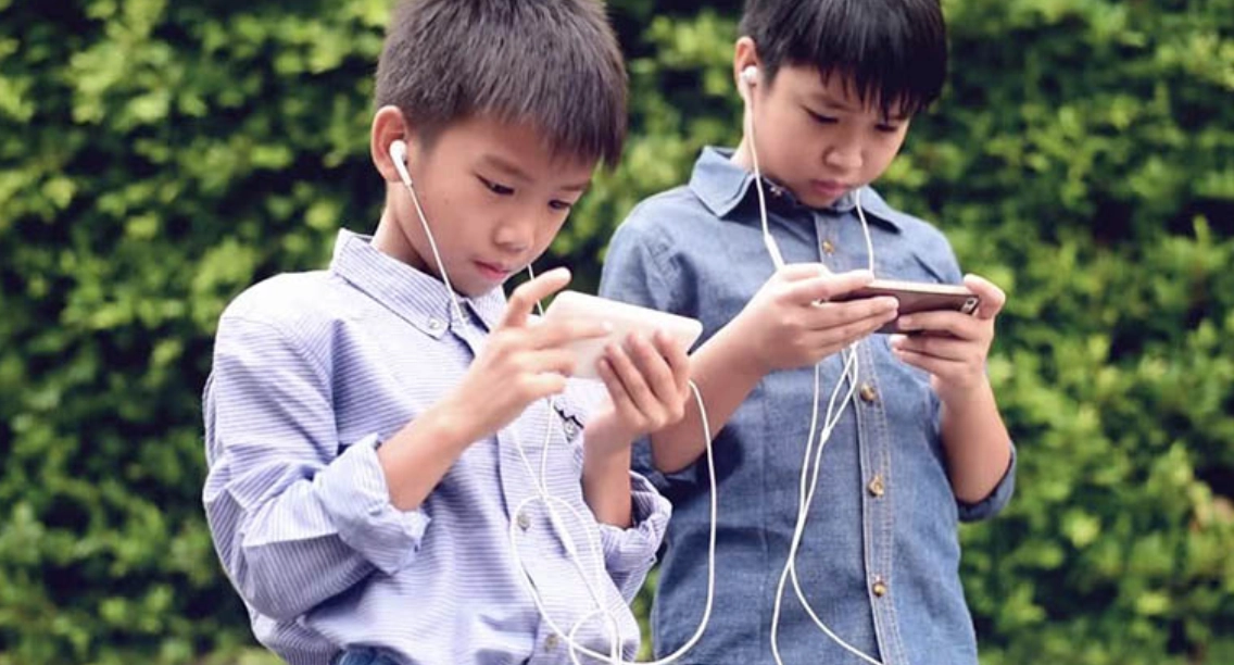 Có nên cấm khi con 'nghiện' điện thoại di động?
