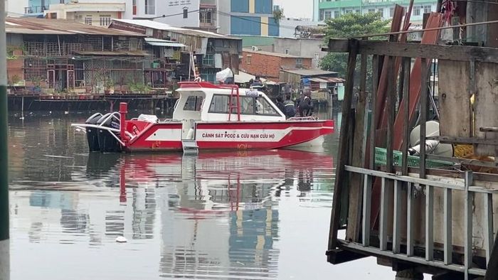 1 phụ nữ nhảy cầu Chánh Hưng mất tích