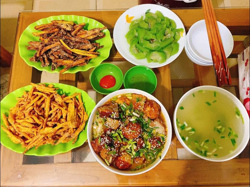 Chồng nấu cơm cữ vừa giàu dinh dưỡng vừa đẹp mắt chăm vợ sau sinh