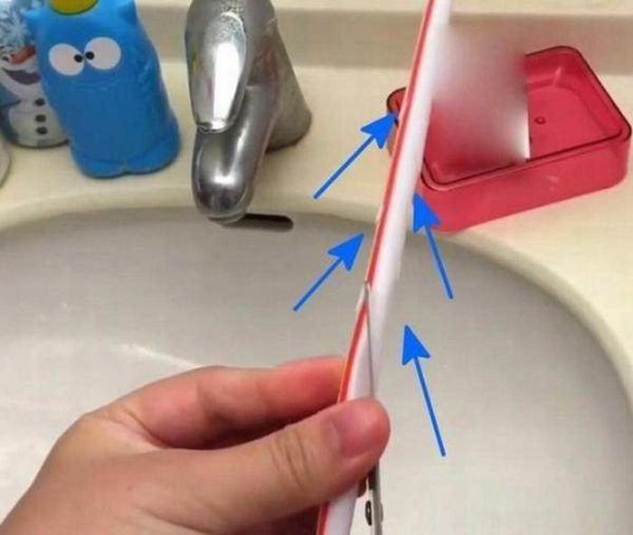Cống thoát nước tắc vì tóc: Làm cách này chỉ 5 phút là sạch, chị em làm ngon ơ