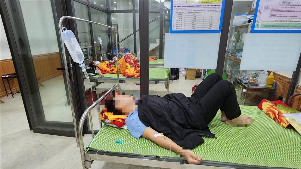 Nấu cỗ cưới cạnh chuồng gà, 48 người bị ngộ độc sau khi ăn