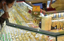 Giá vàng hôm nay giảm do sức ép từ USD