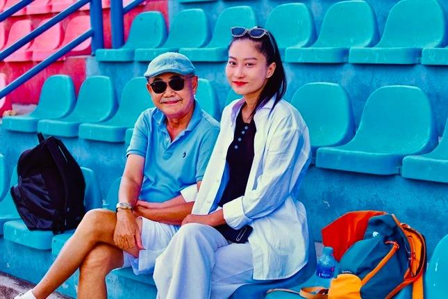 NSND Việt Anh nói về thông tin yêu bạn gái kém nhiều tuổi