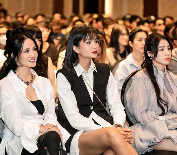 H’Hen Niê lộ nhẫn khủng ở ngón áp út sau tin bí mật kết hôn