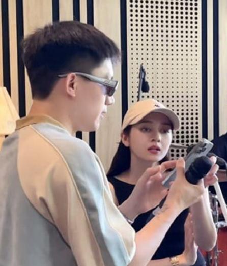 Phản ứng của Bảo Anh khi đồng nghiệp trực tiếp nhắc đến con gái