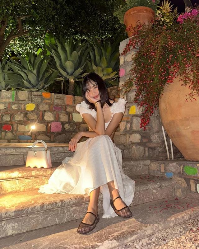 Lisa khoe eo con kiến bên dàn đồ hiệu 800 triệu