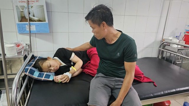 Xót xa hoàn cảnh người đàn ông có vợ mất sớm, con gái suy thận không có tiền chữa trị
