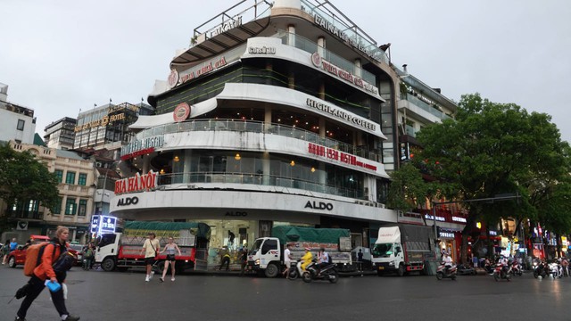 Bắt đầu tháo dỡ tòa nhà Hàm Cá Mập: Chính thức ngừng đón khách, các hộ kinh doanh di dời khỏi mặt bằng